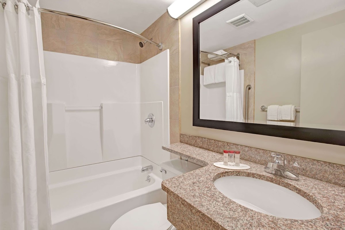 Ramada by Wyndham Staten Island photo 3