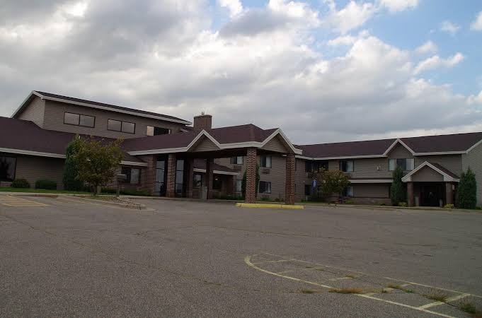 Madelia Hotel & Suites near Lake Crystal and Mankato