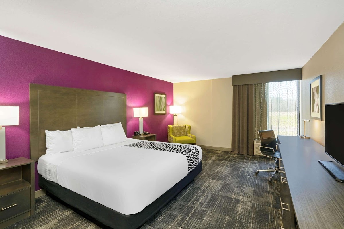 La Quinta Inn & Suites by Wyndham Columbus MS photo 2