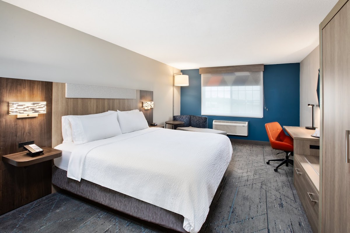 Holiday Inn Express & Suites Defiance by IHG photo 2