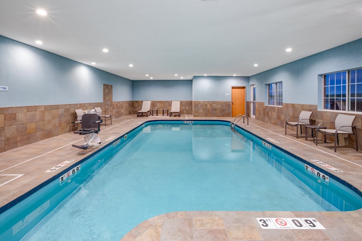 Holiday Inn Express & Suites Defiance by IHG photo 3