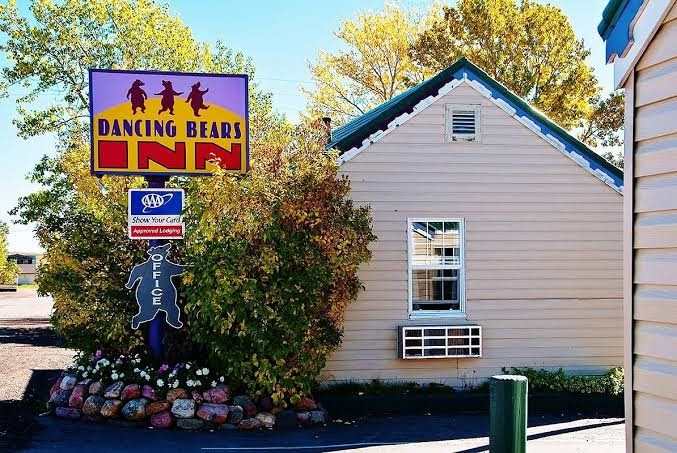 Dancing Bears Inn DB Boutique and Cabins