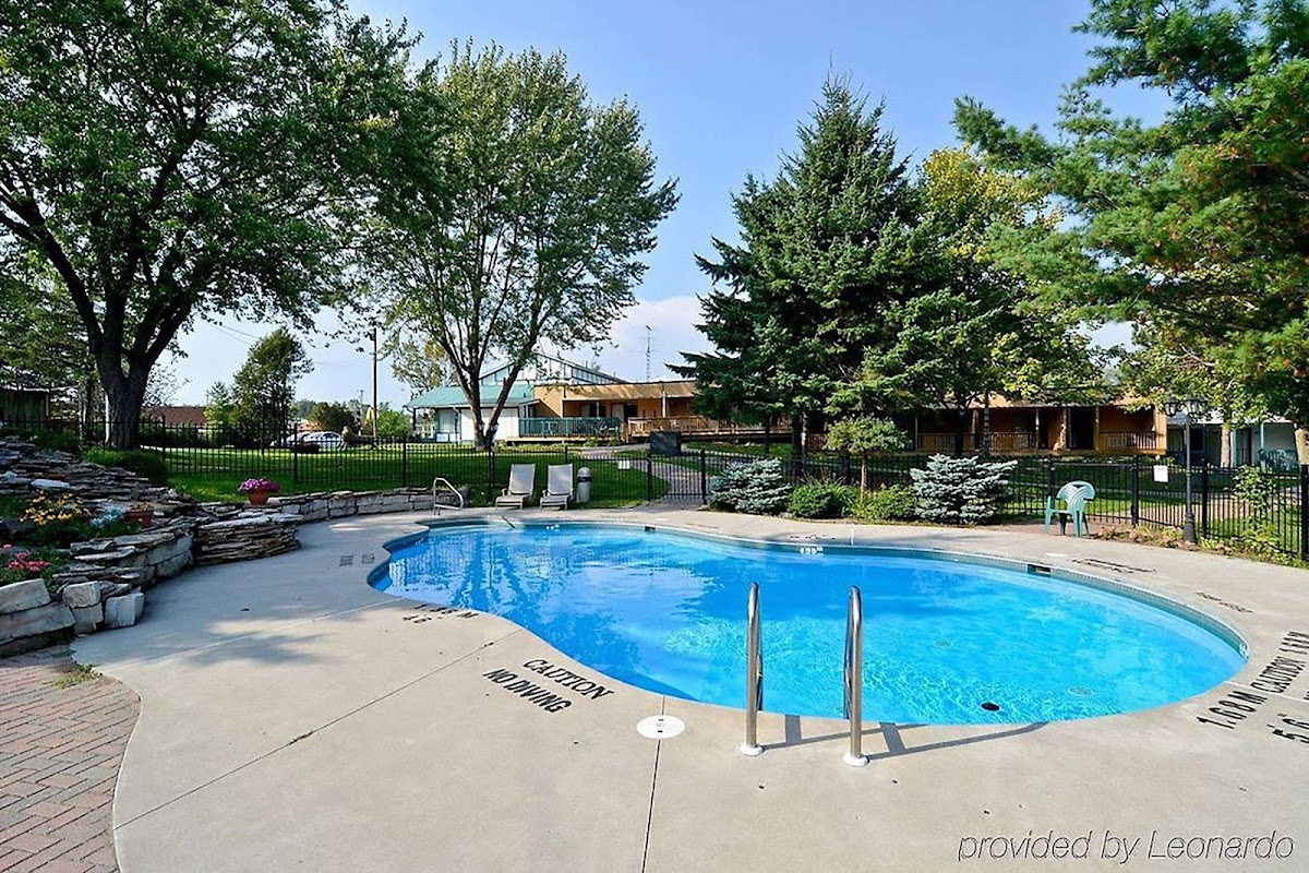 Super 8 by Wyndham Gananoque/Country Squire Resort photo 3