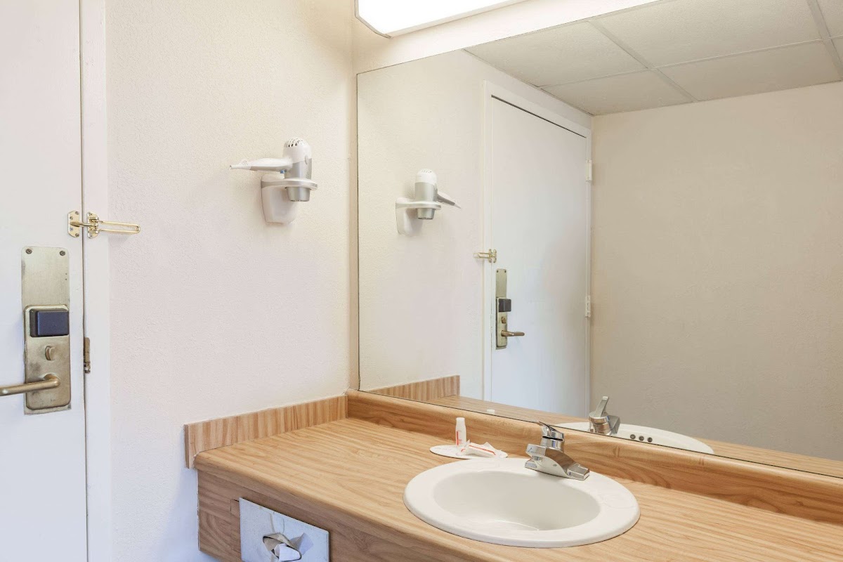 Days Inn by Wyndham Syracuse photo 3