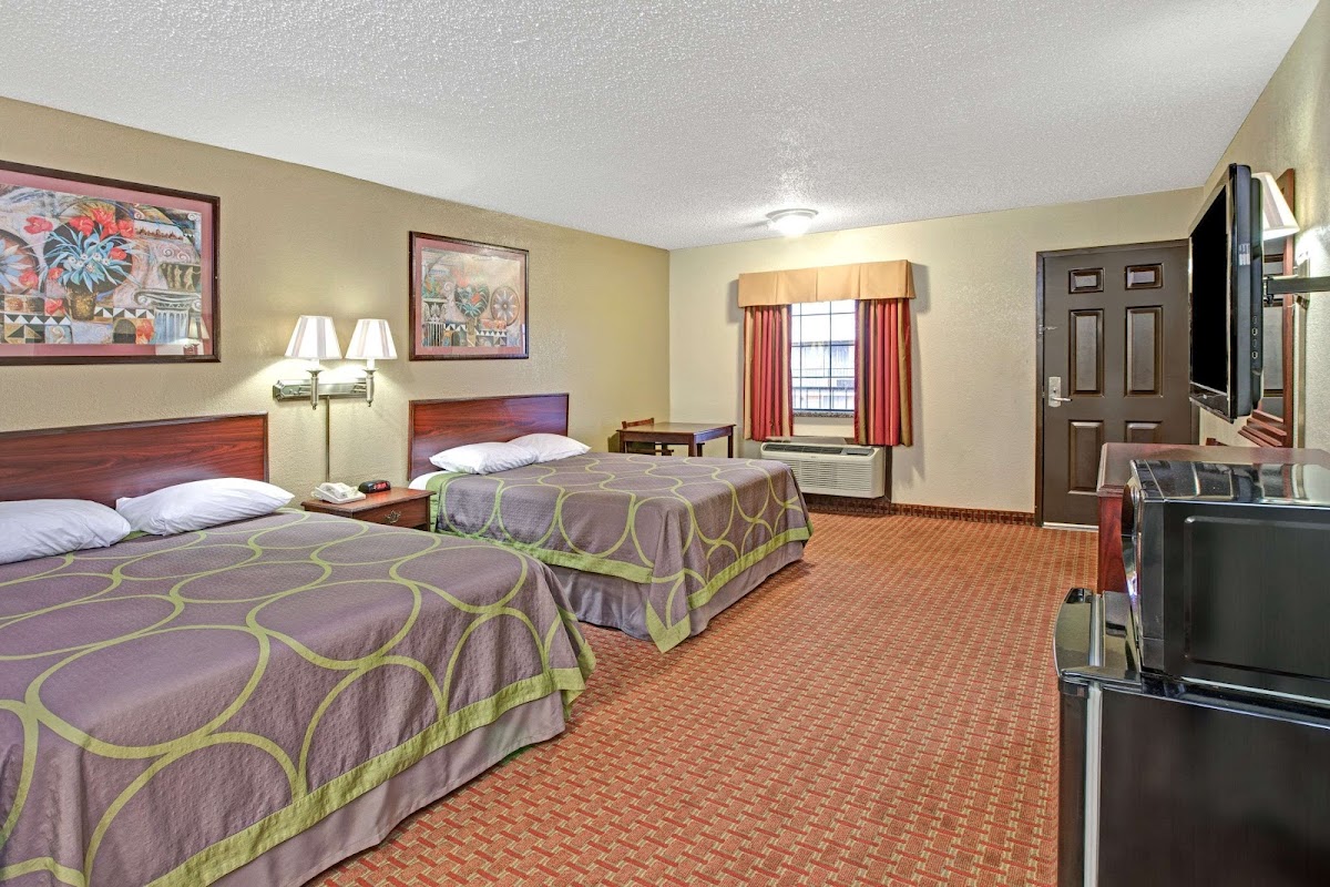 Super 8 by Wyndham Shawnee photo 2
