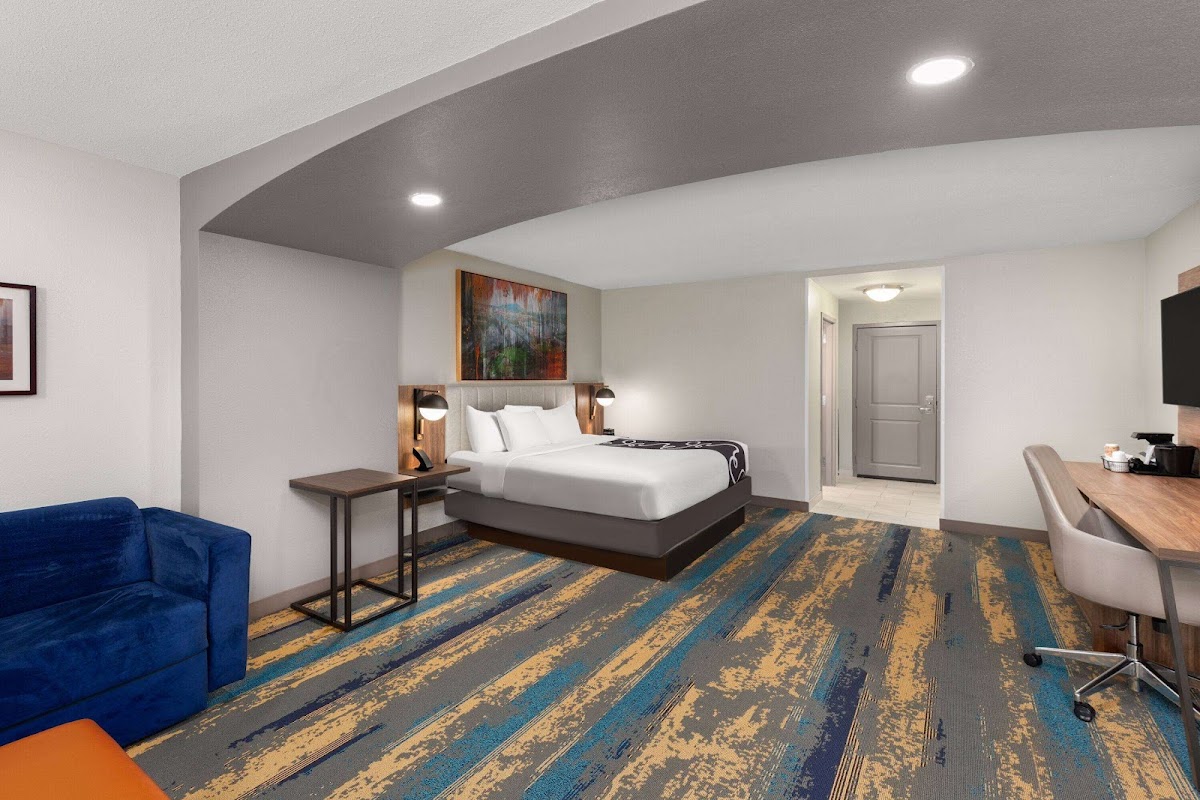 La Quinta Inn & Suites by Wyndham Knoxville Papermill photo 2