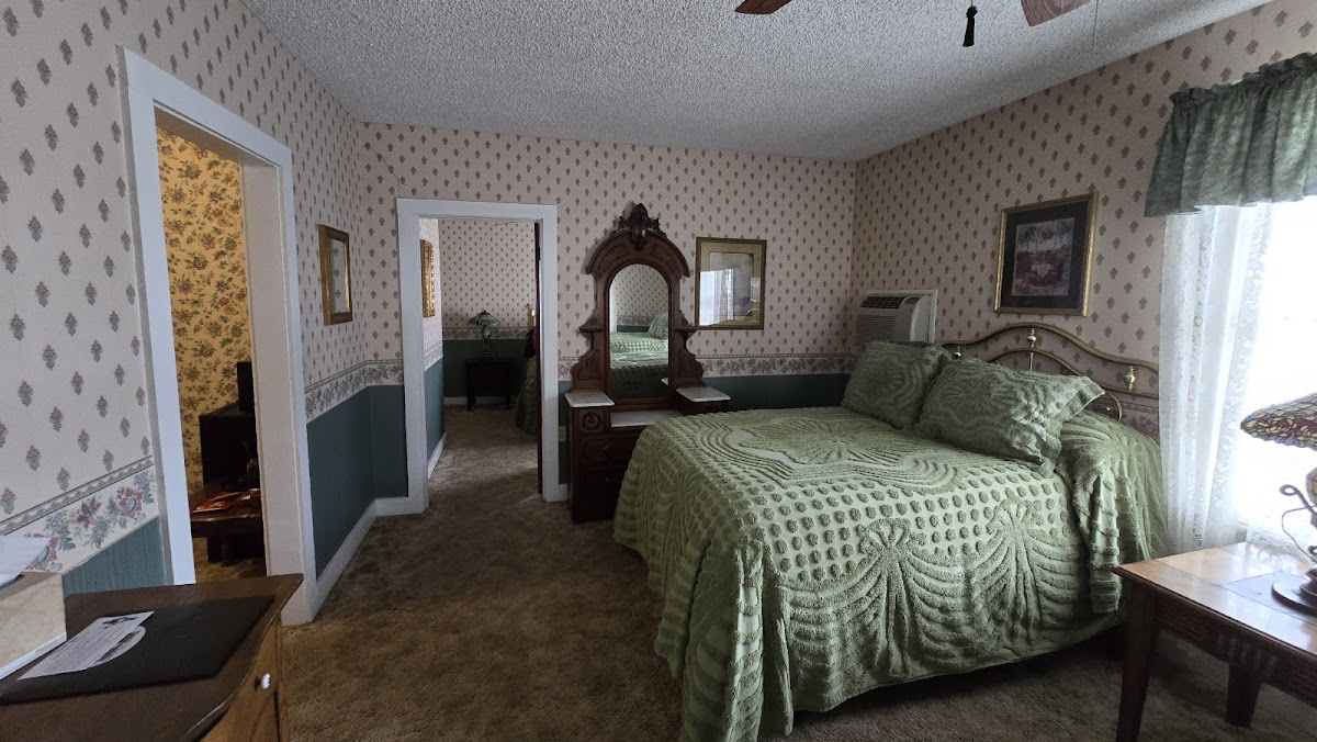 Overland Hotel & Saloon photo 2