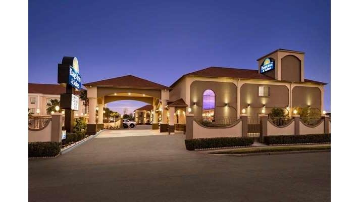 Days Inn & Suites by Wyndham Houston Hobby Airport