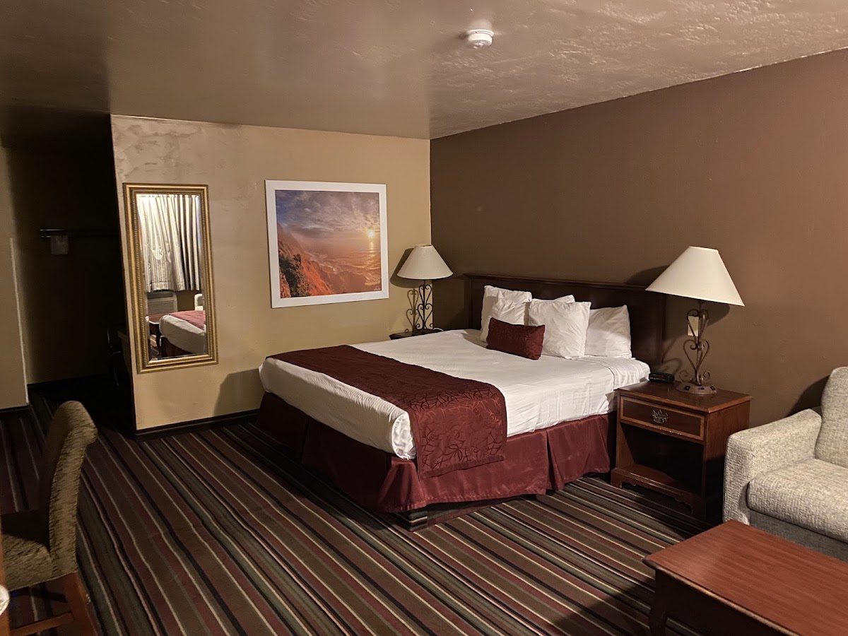 Days Inn & Suites by Wyndham Logan photo 2