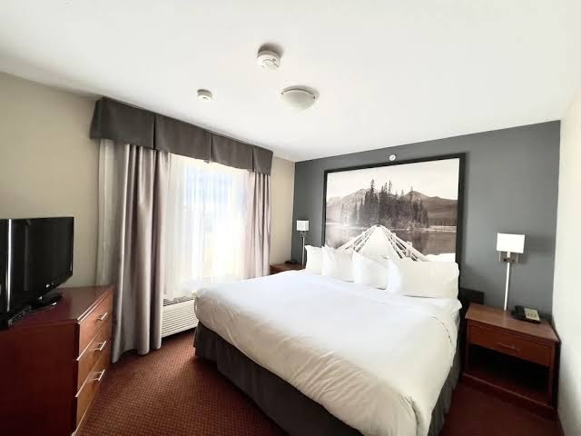 Super 8 by Wyndham Whitecourt photo 2