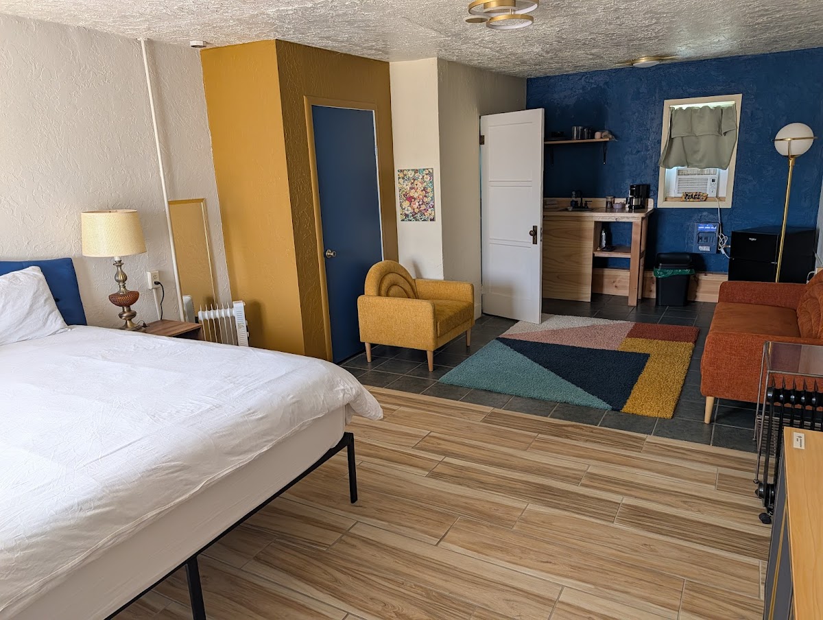 Charles Motel and Hotsprings photo 2