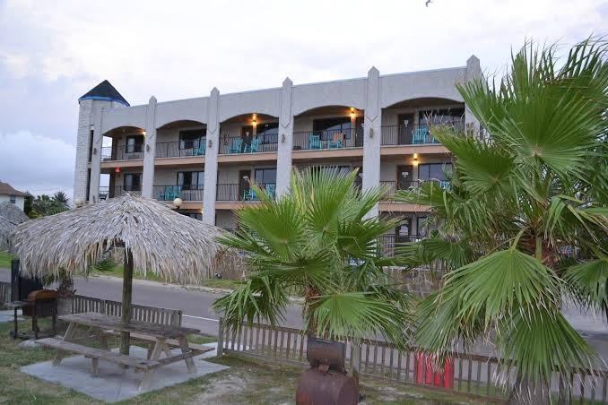 Hunt's Castle Waterfront Resort