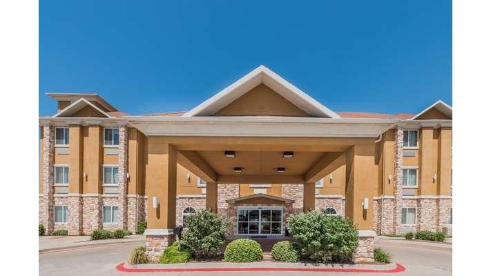 Days Inn & Suites by Wyndham Cleburne TX