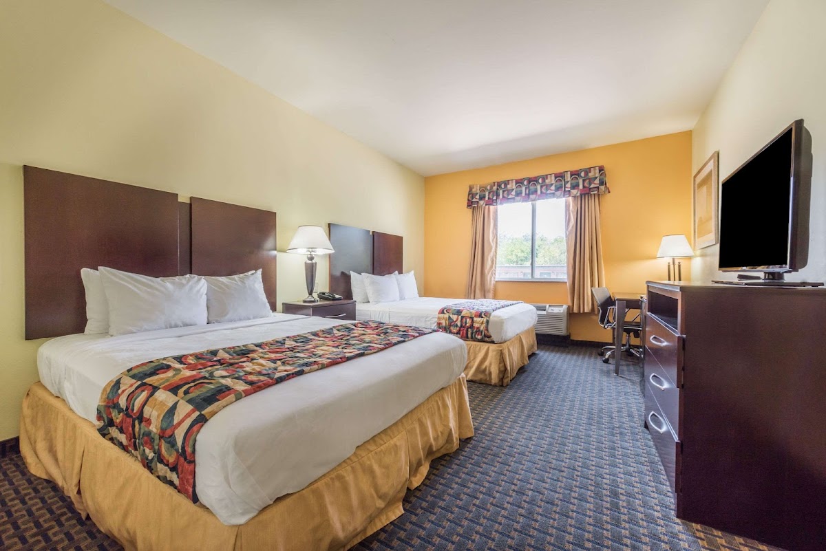 Days Inn & Suites by Wyndham Cleburne TX photo 2