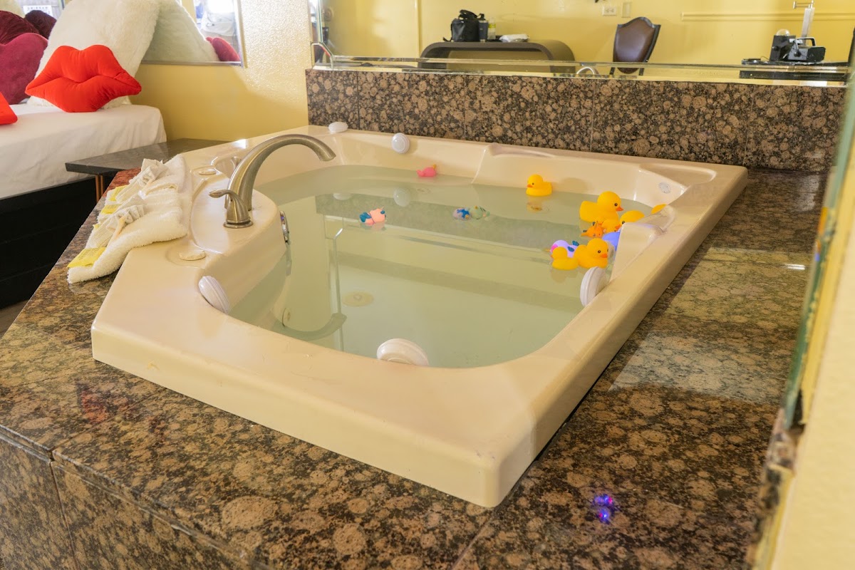 Luxe inn - whirlpool suites & extended stay photo 2