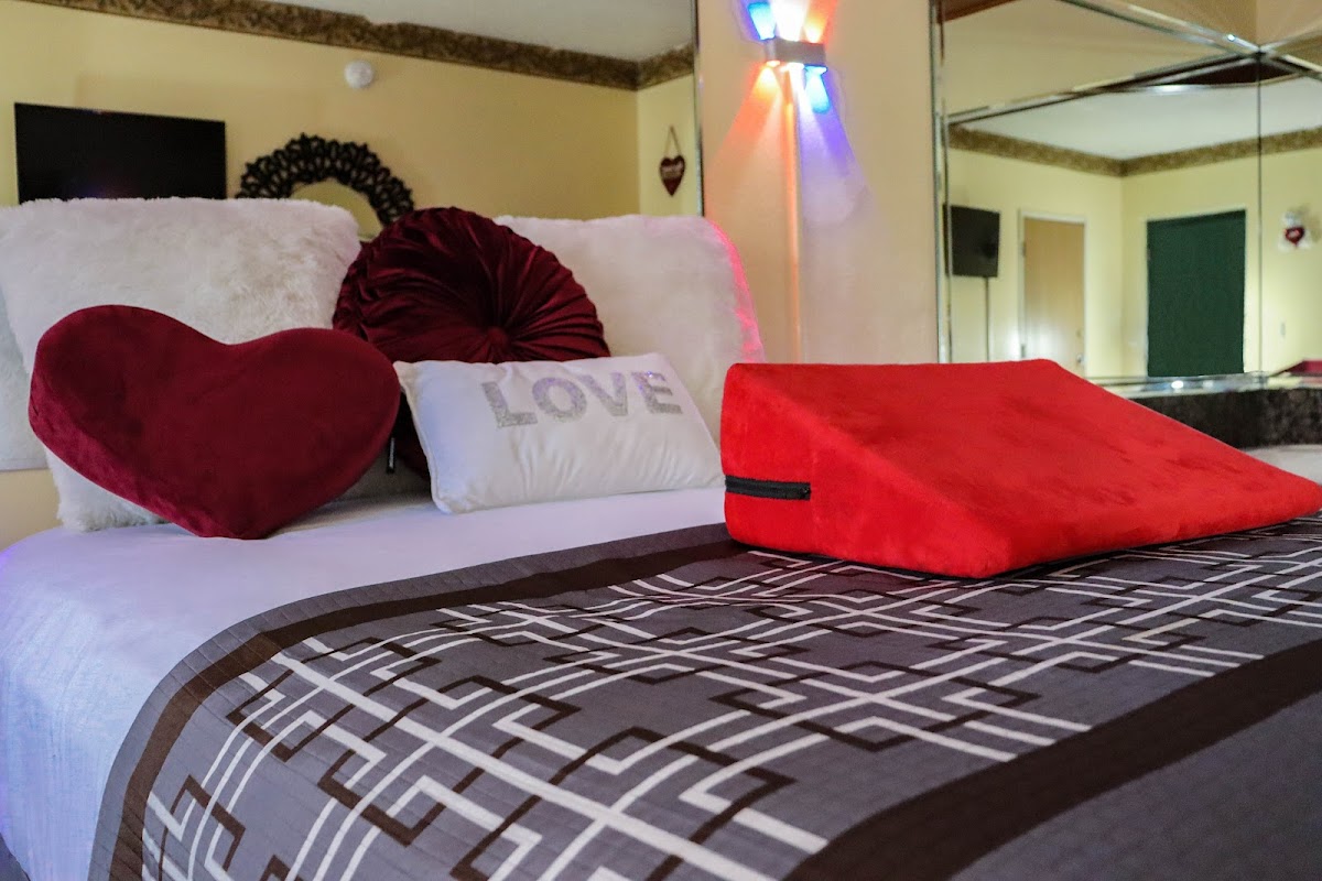 Luxe inn - whirlpool suites & extended stay photo 3