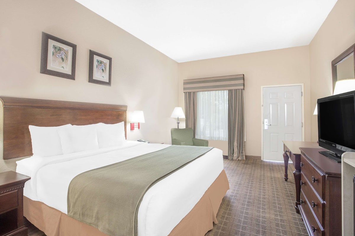 Baymont by Wyndham Crestview photo 2