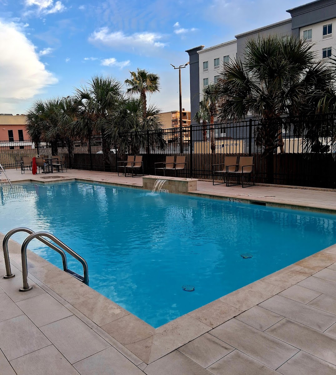 La Quinta Inn & Suites by Wyndham Galveston West Seawall photo 3