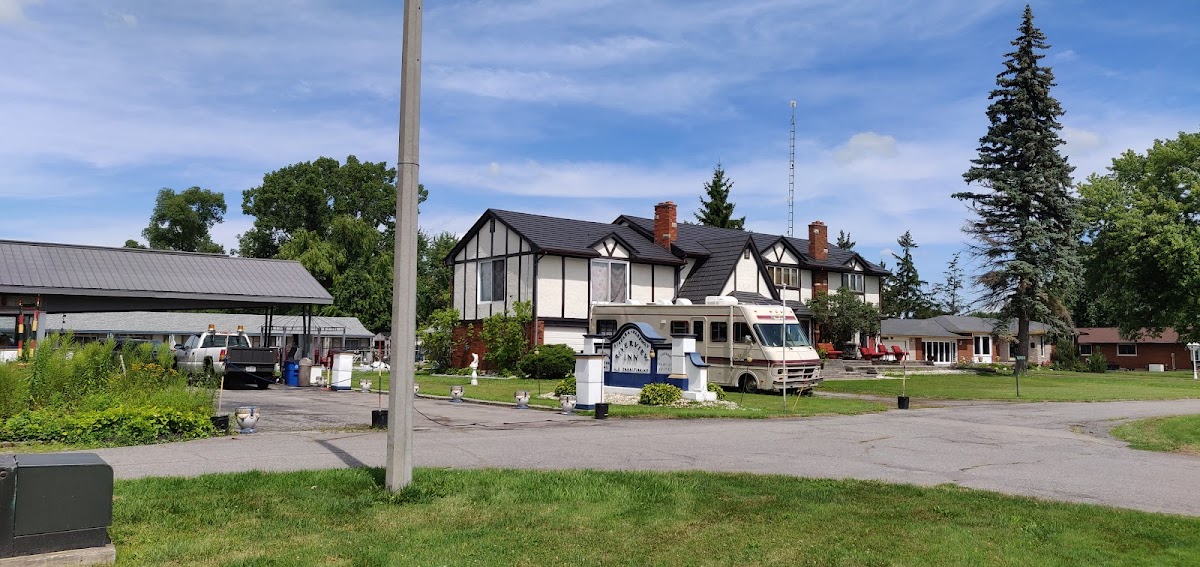 Niagara Parkway Riverview Inn