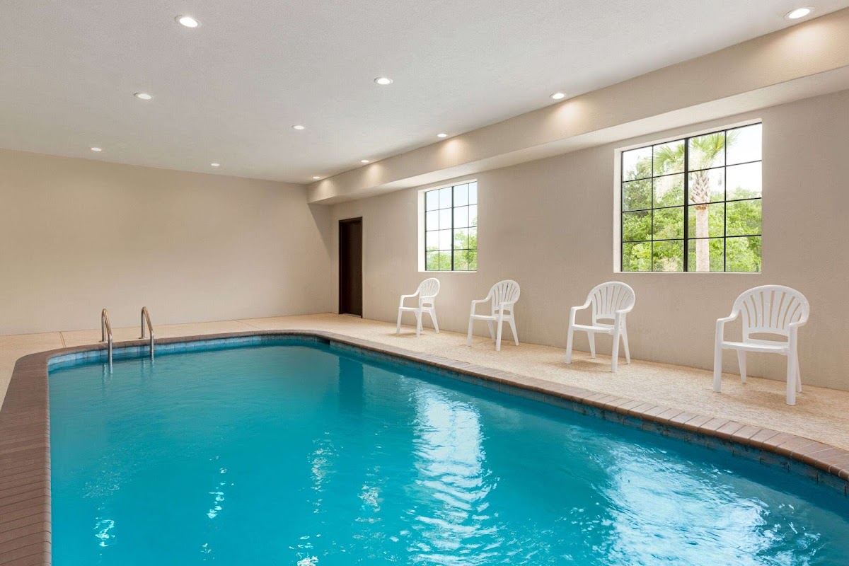 Days Inn & Suites by Wyndham Greater Tomball photo 3