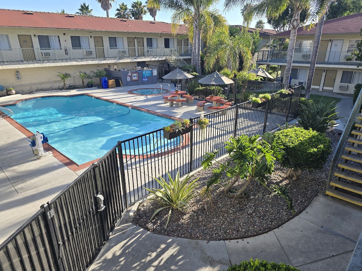 California Suites Hotel