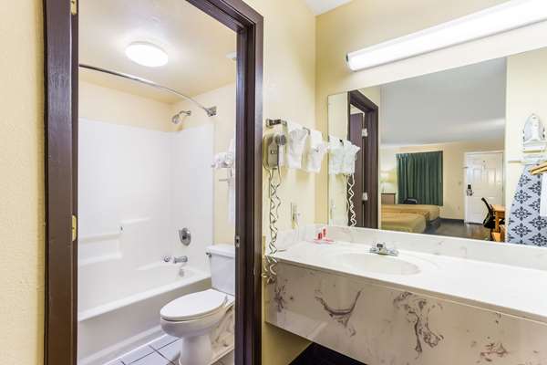 Econo Lodge Clinton - Jackson West photo 3