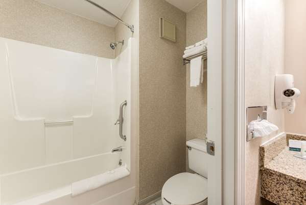 Quality Inn & Suites Portage Central photo 3