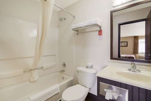 Econo Lodge Grand Forks near University photo 3