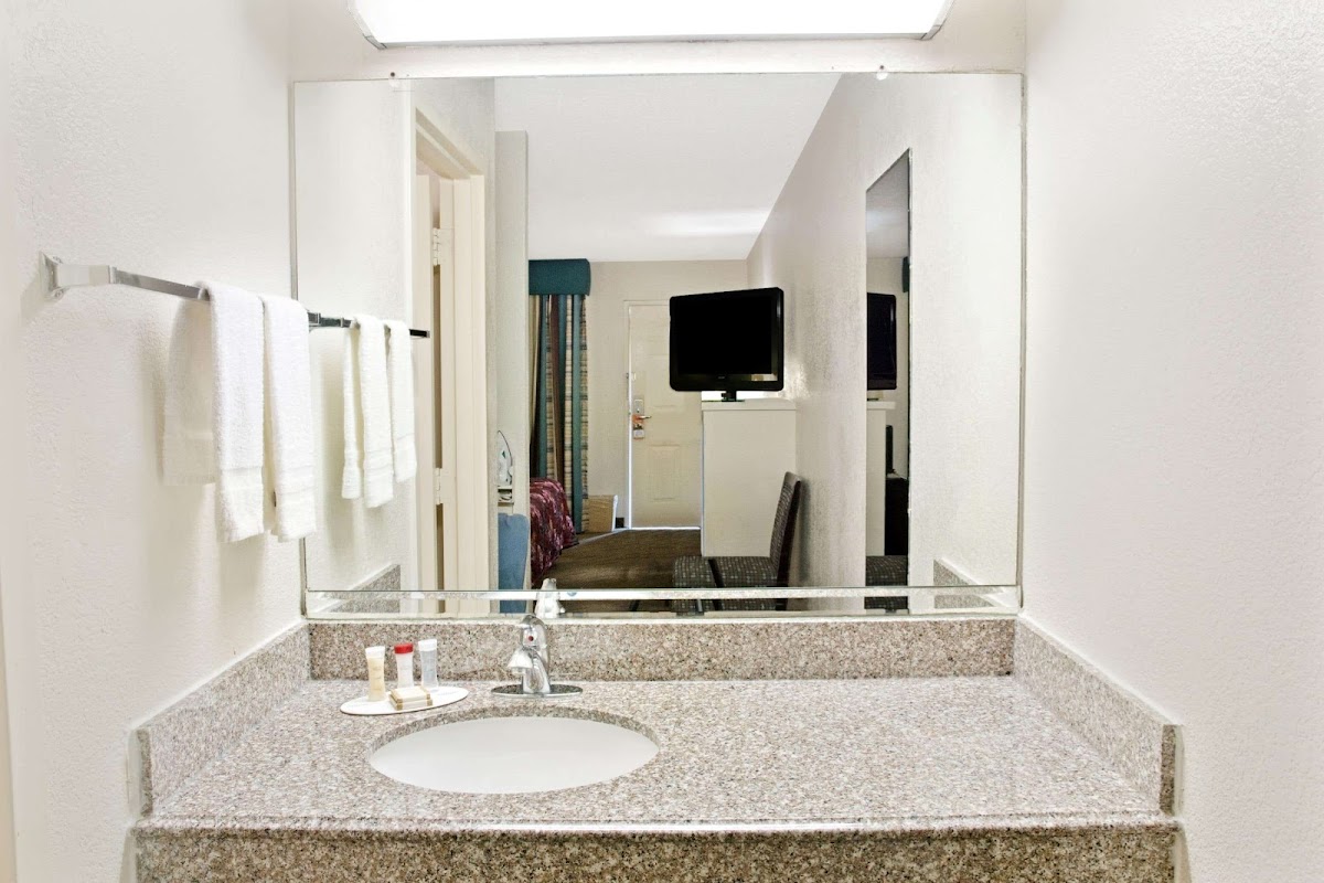 Howard Johnson by Wyndham Houston Heights/Downtown photo 3
