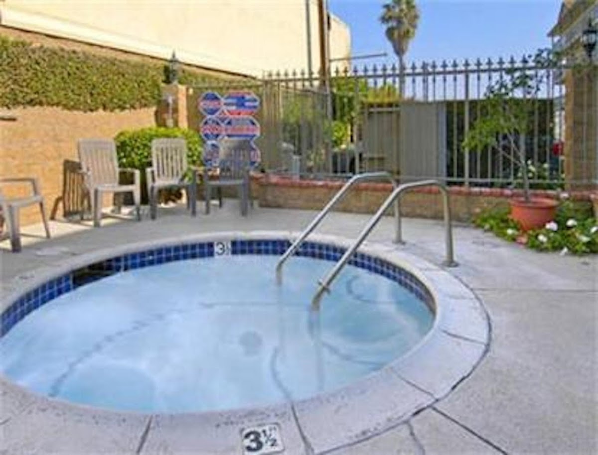 Days Inn by Wyndham Los Angeles LAX/Redondo/Manhattan Beach photo 3