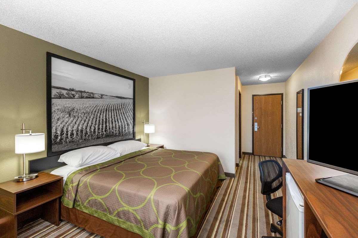 Super 8 by Wyndham Storm Lake photo 2