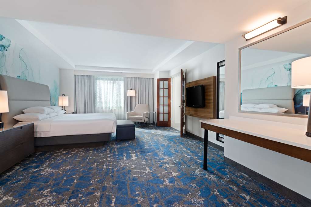 Embassy Suites by Hilton Tampa USF Near Busch Gardens photo 2