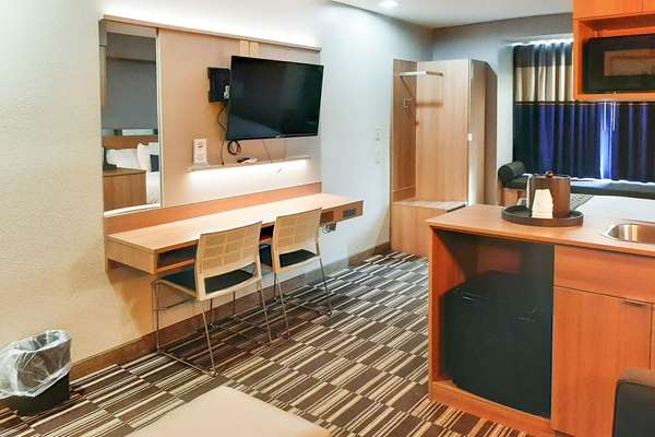 Starkville Inn & Suites photo 2