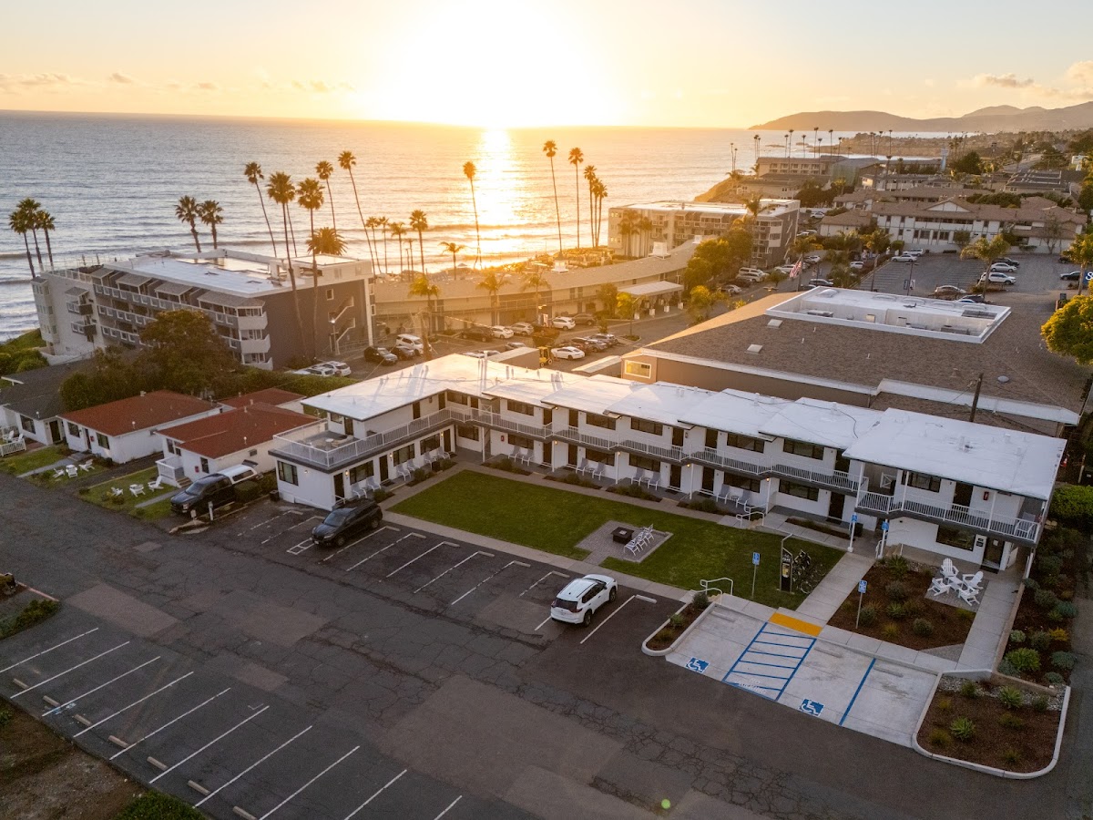Tides Oceanview Inn & Cottages