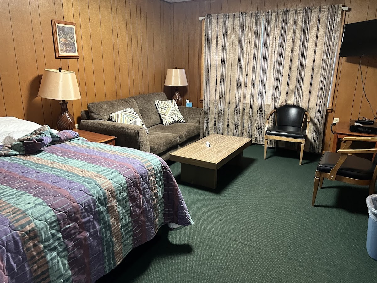 Li'l Abner Motel & Cottages