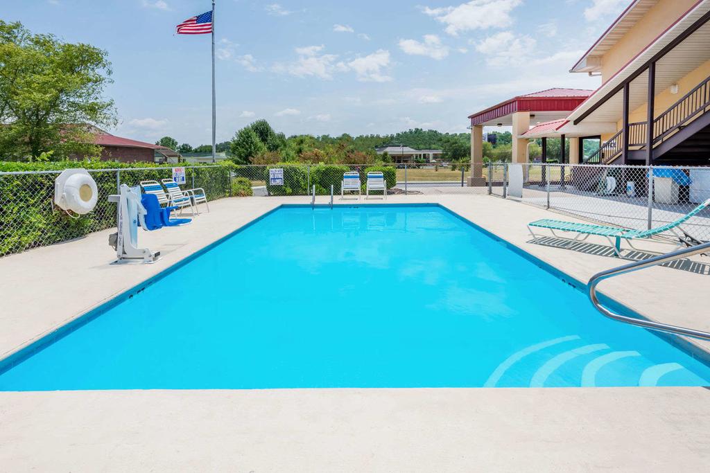 Super 8 by Wyndham Cleveland photo 3