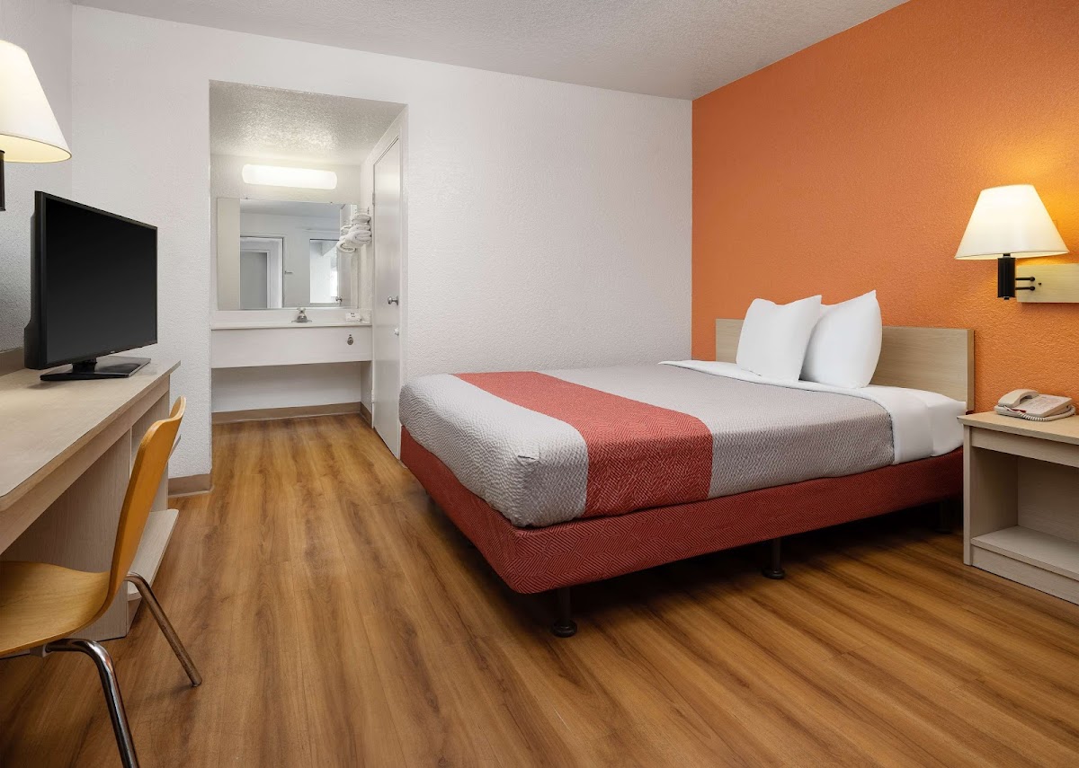 Motel 6 Buena Park, CA - Knotts Berry Farm - Disneyland photo 2