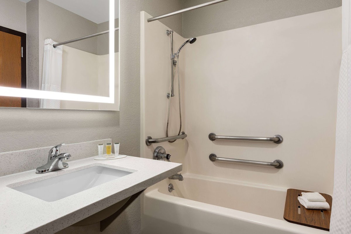 Days Inn by Wyndham Hillsboro photo 3