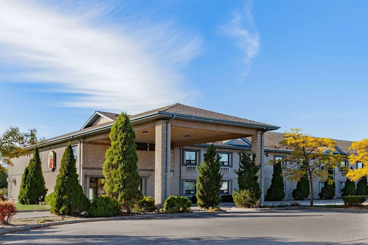 Super 8 by Wyndham Ambassador Bridge Windsor ON