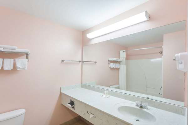 Howard Johnson by Wyndham Airport photo 3
