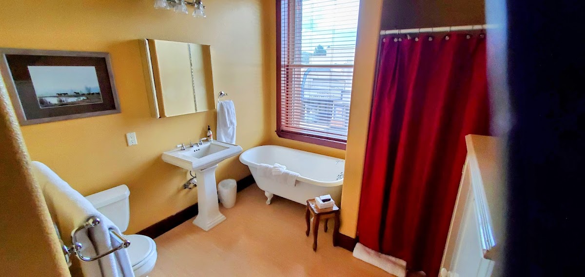 Quincy Courtyard Suites photo 2