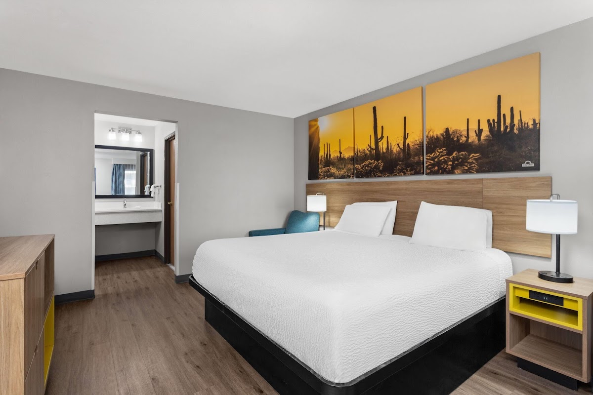 Days Inn by Wyndham Phoenix West photo 2