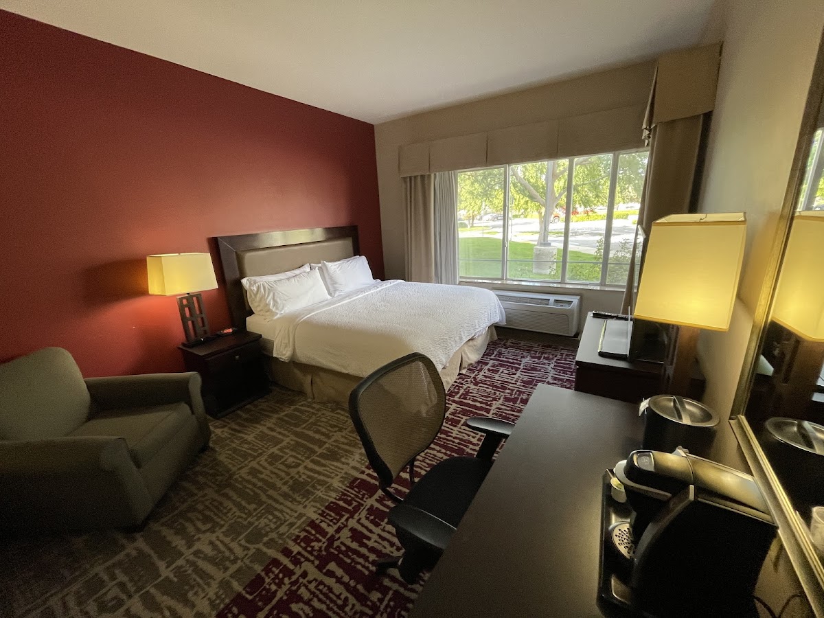 Holiday Inn & Suites Bakersfield by IHG photo 2