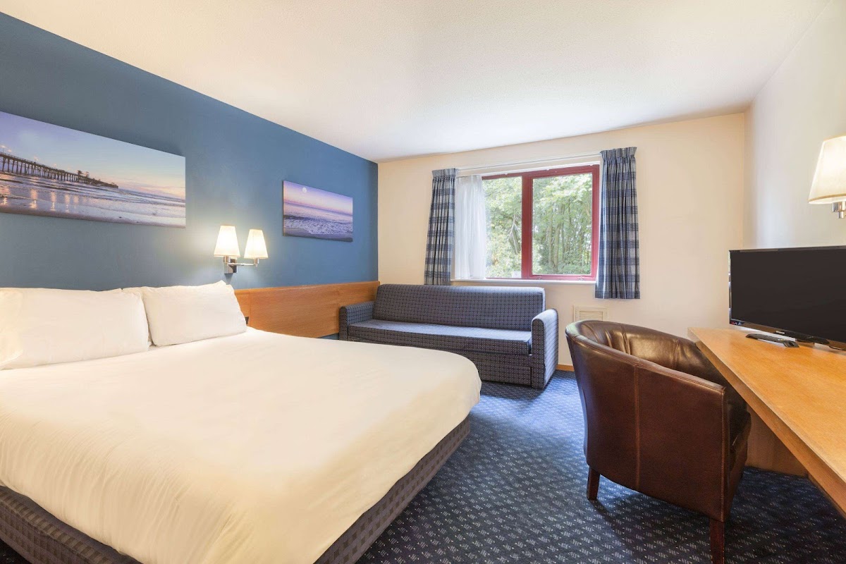 Days Inn by Wyndham Magor photo 2