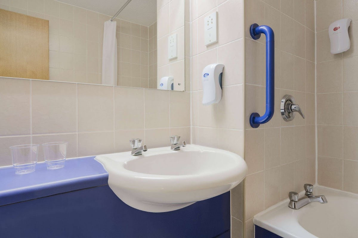 Days Inn by Wyndham Magor photo 3