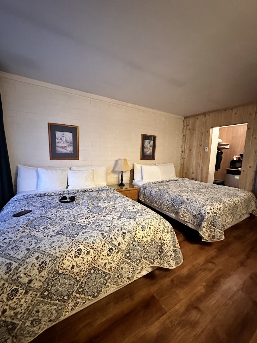 Bishop Village Motel photo 2