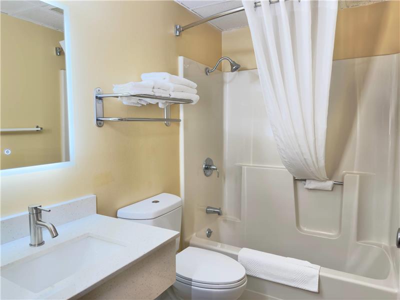 Econo Lodge Lansing - Leavenworth photo 3