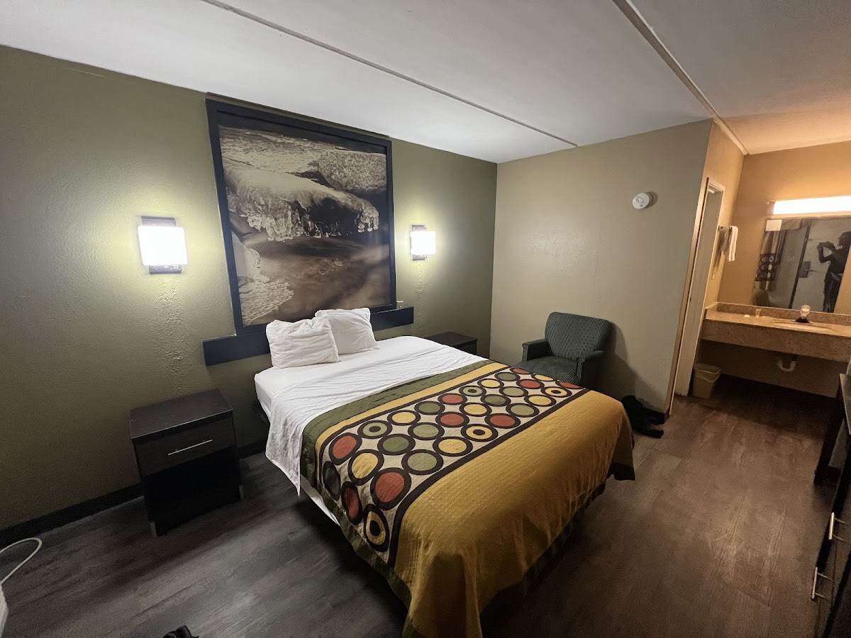Super 8 by Wyndham Shelby photo 2