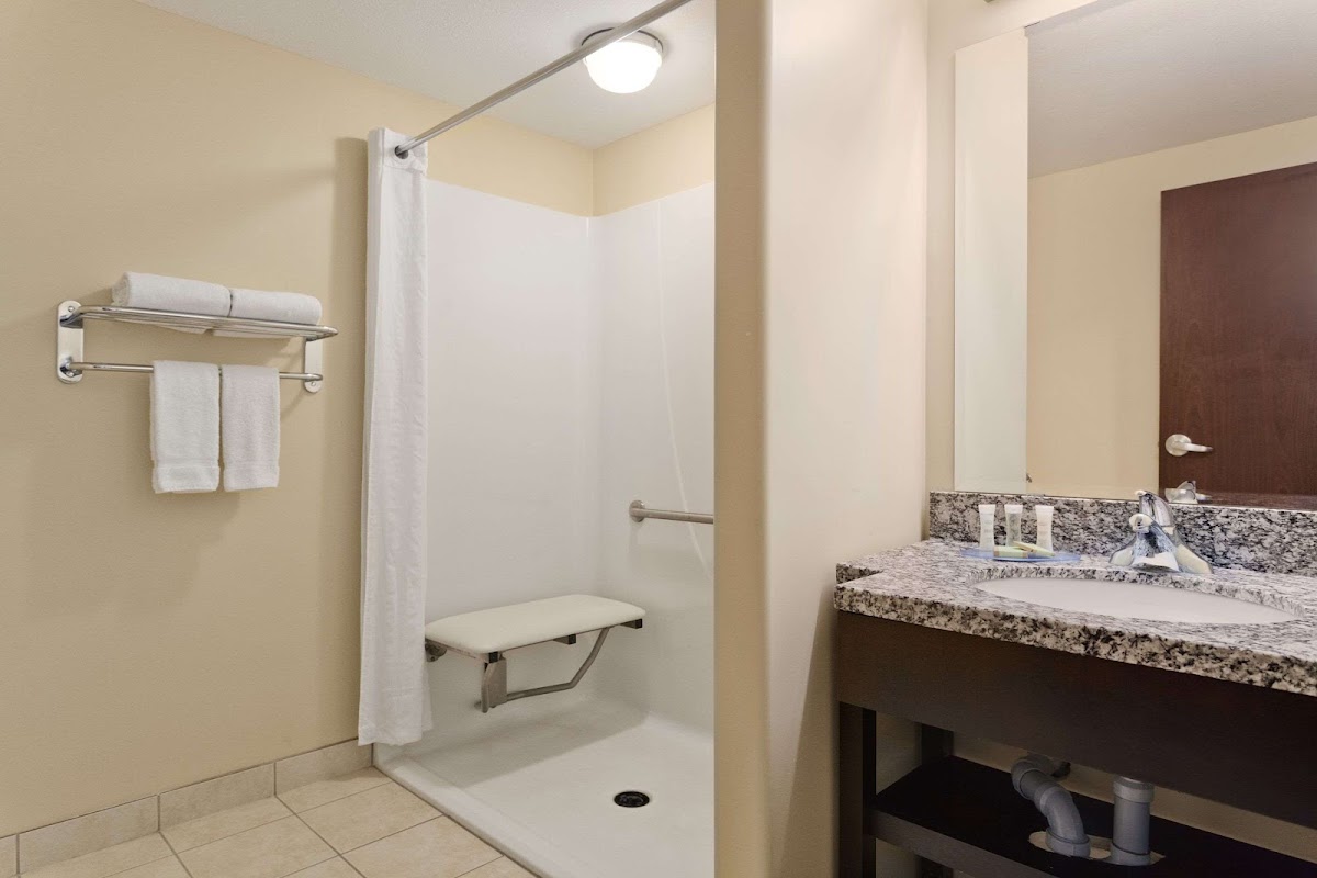 Super 8 by Wyndham Saskatoon Near Downtown photo 2