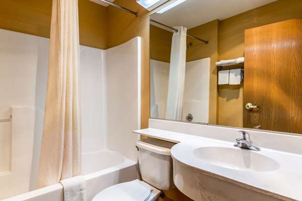 Econo Lodge Inn & Suites Evansville East photo 3